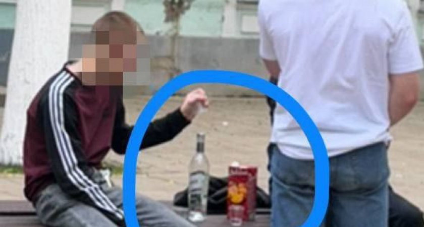 23 мая в центре Рязани школьники пили водку на лавочке