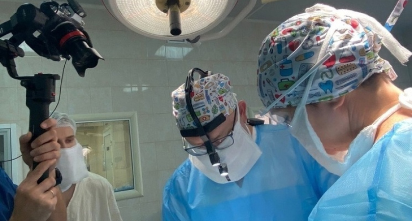 В Рязанской ОКБ провели прямую трансляцию операции по замене имплантатов молочных желёз