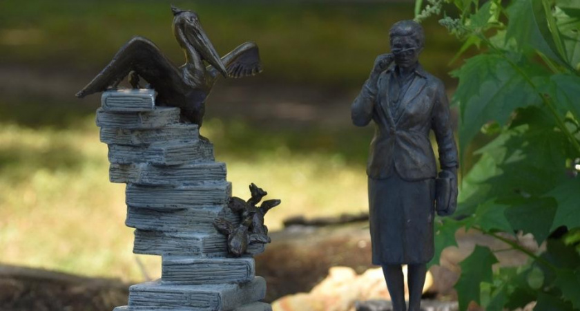 В Педагогическом сквере Рязани начали установку памятника учителю