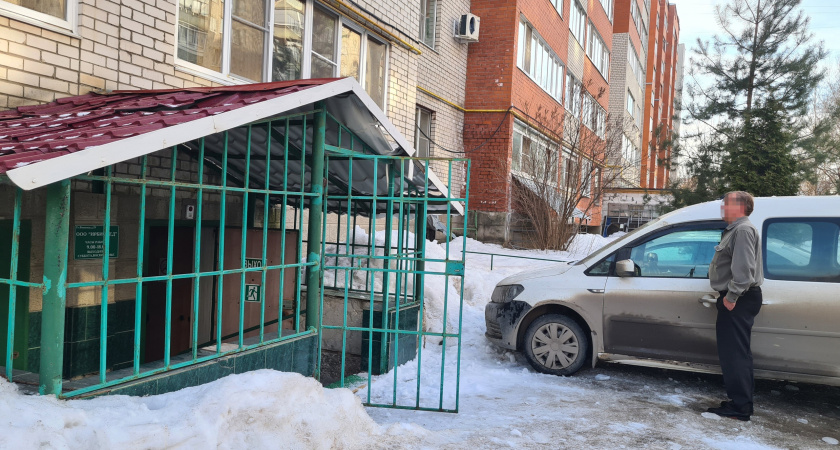 В Рязани на припаркованную машину свалилась глыба льда