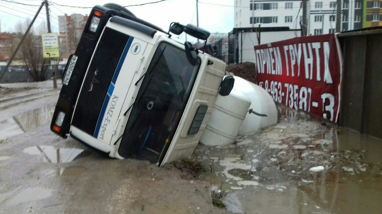 В Дашково-Песочне провалившийся грузовик вытаскивали по частям