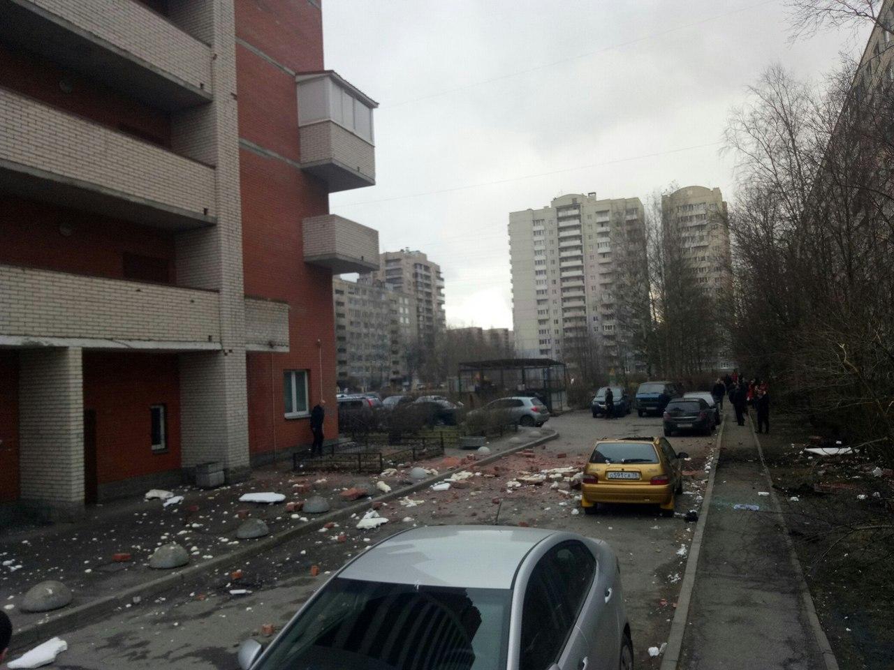 В Петербурге в одном из многоэтажных жилых домов прогремел взрыв