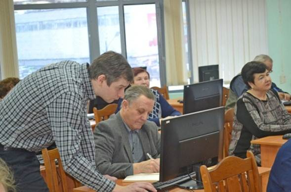 Рязанские пенсионеры выстроились в очереди на курсы, где обучают пользоваться гаджетами и английскому  языку