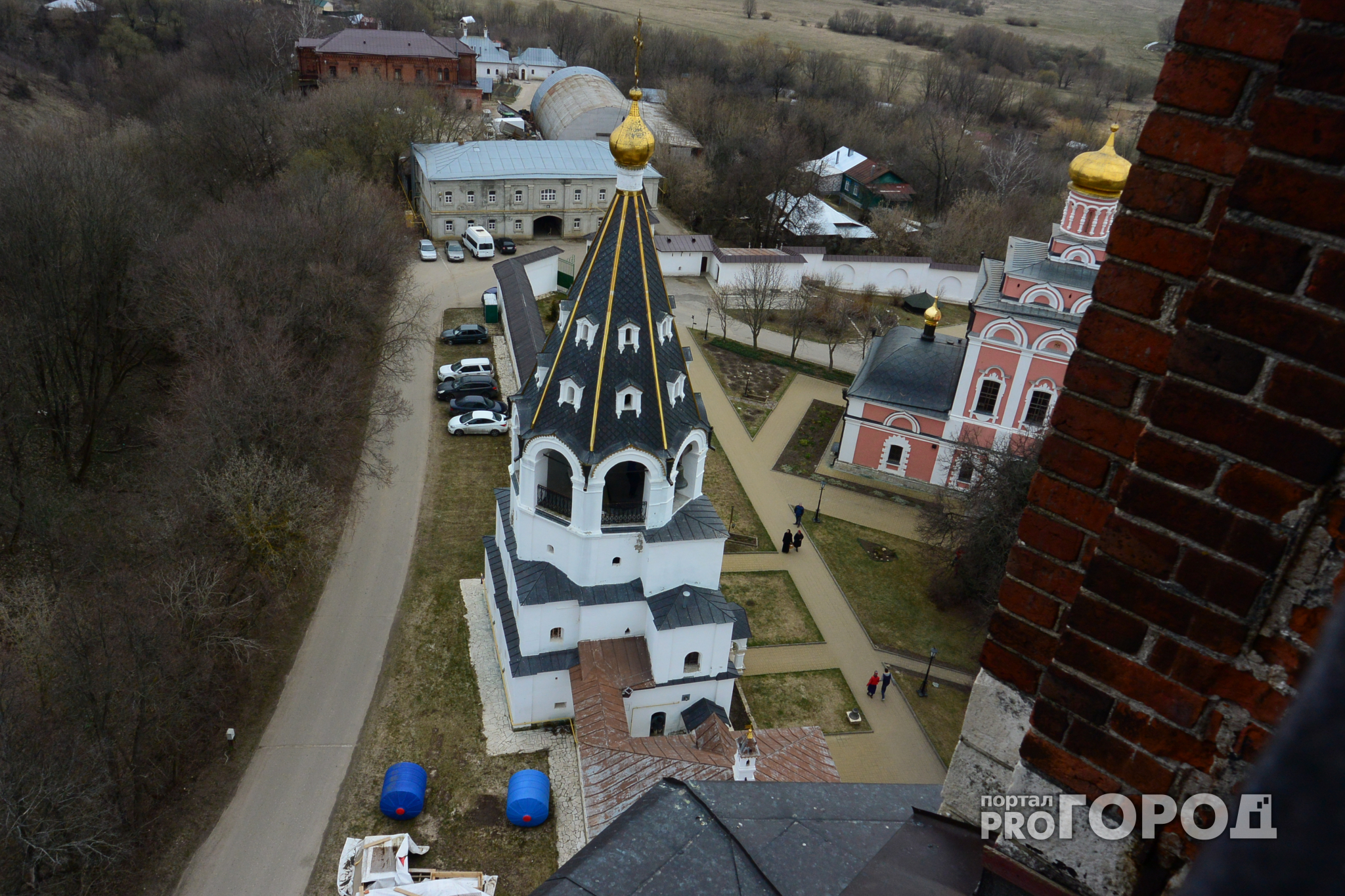 Репортаж с колокольни. На пасху посетители Иоанно-Богословского монастыря могли подняться на звонницу