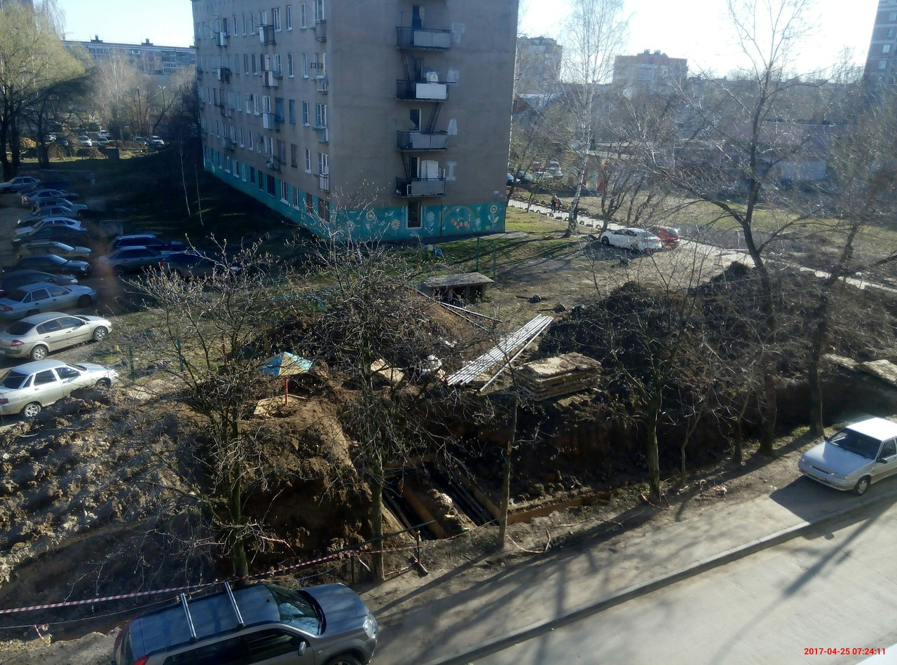 Народная жалоба. Во дворе дома на ул.Новоселов вырыли окопы