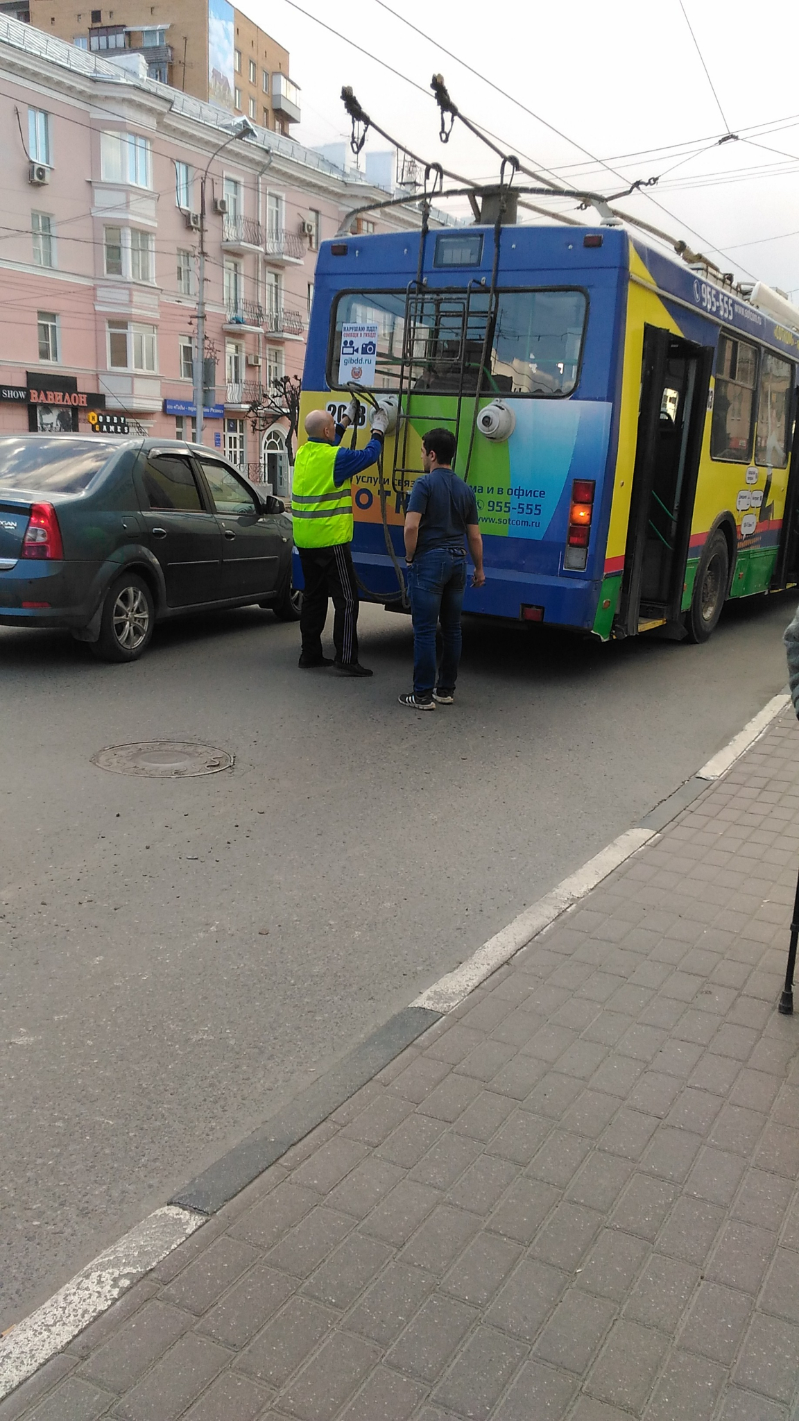 В центре Рязани водитель "легковушки" спровоцировал столкновение с троллейбусом