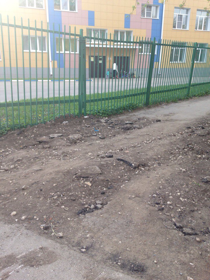 «Страшно пройти!» - рязанцы жалуются на тротуар около детского сада