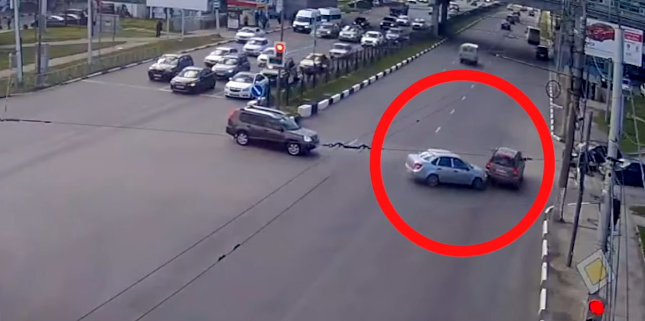 Опубликовано видео момента вчерашнего ДТП на Московском шоссе
