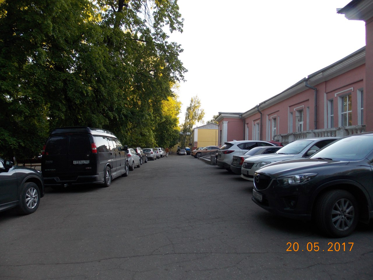 Рязанский парк превратился в автомобильную парковку