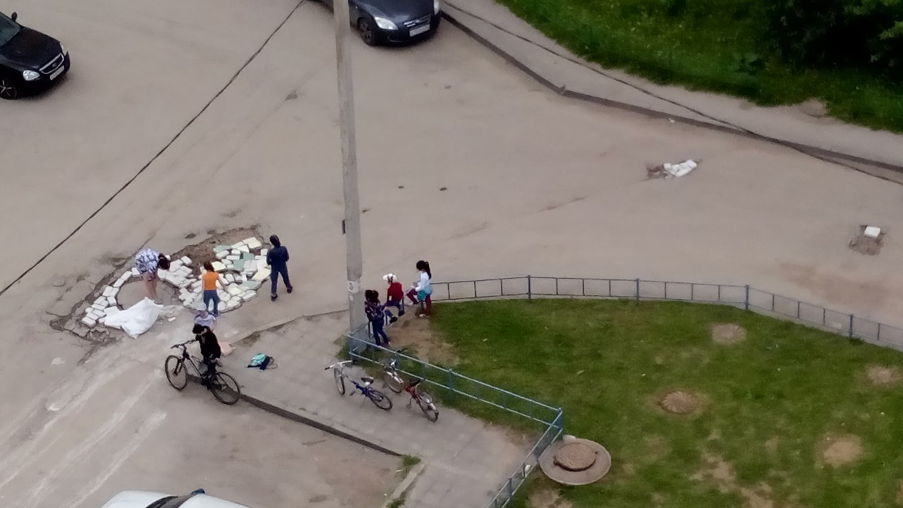 Фото-факт: В Приокском рязанцы заделывают ямы на дороге кирпичами