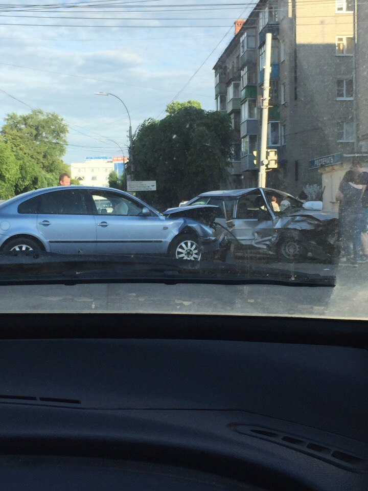 На улице Есенина произошло серьезное ДТП – подробности от очевидцев