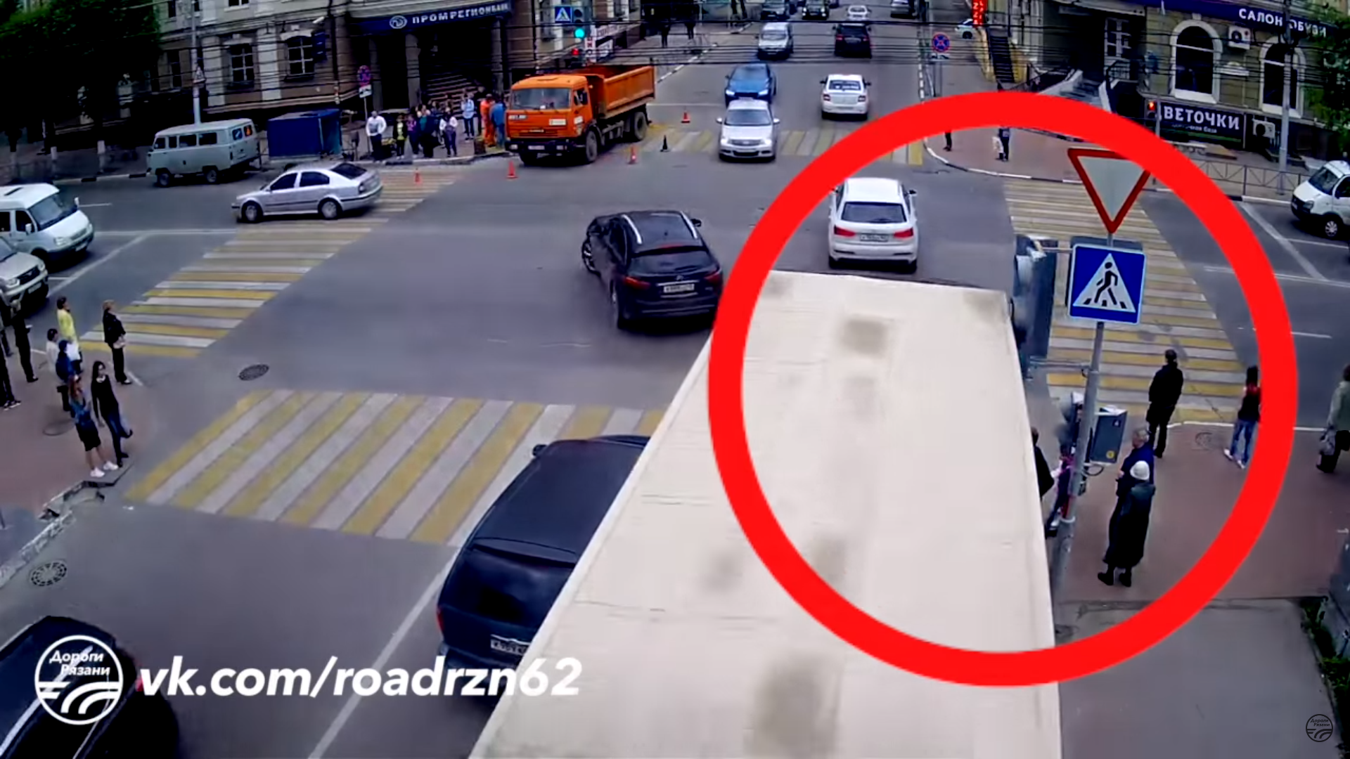 В центре Рязани фура сломала светофор - видео