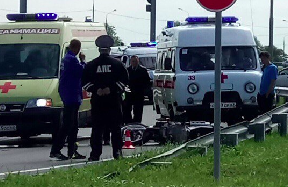 Мотоциклист с пассажиром влетели в ограждение на Солотчинском шоссе