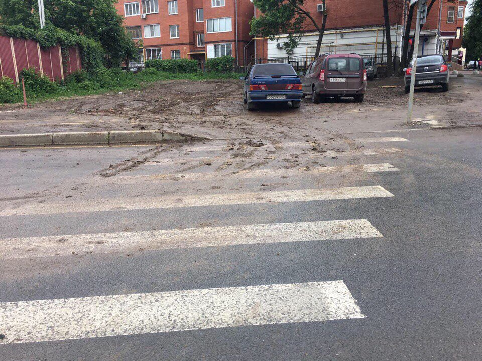 Свинство в центре города - рязанского депутата возмутила грязная парковка