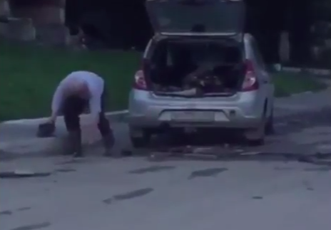 Психанул. Пожилой рязанец сам ремонтирует дорогу - видео