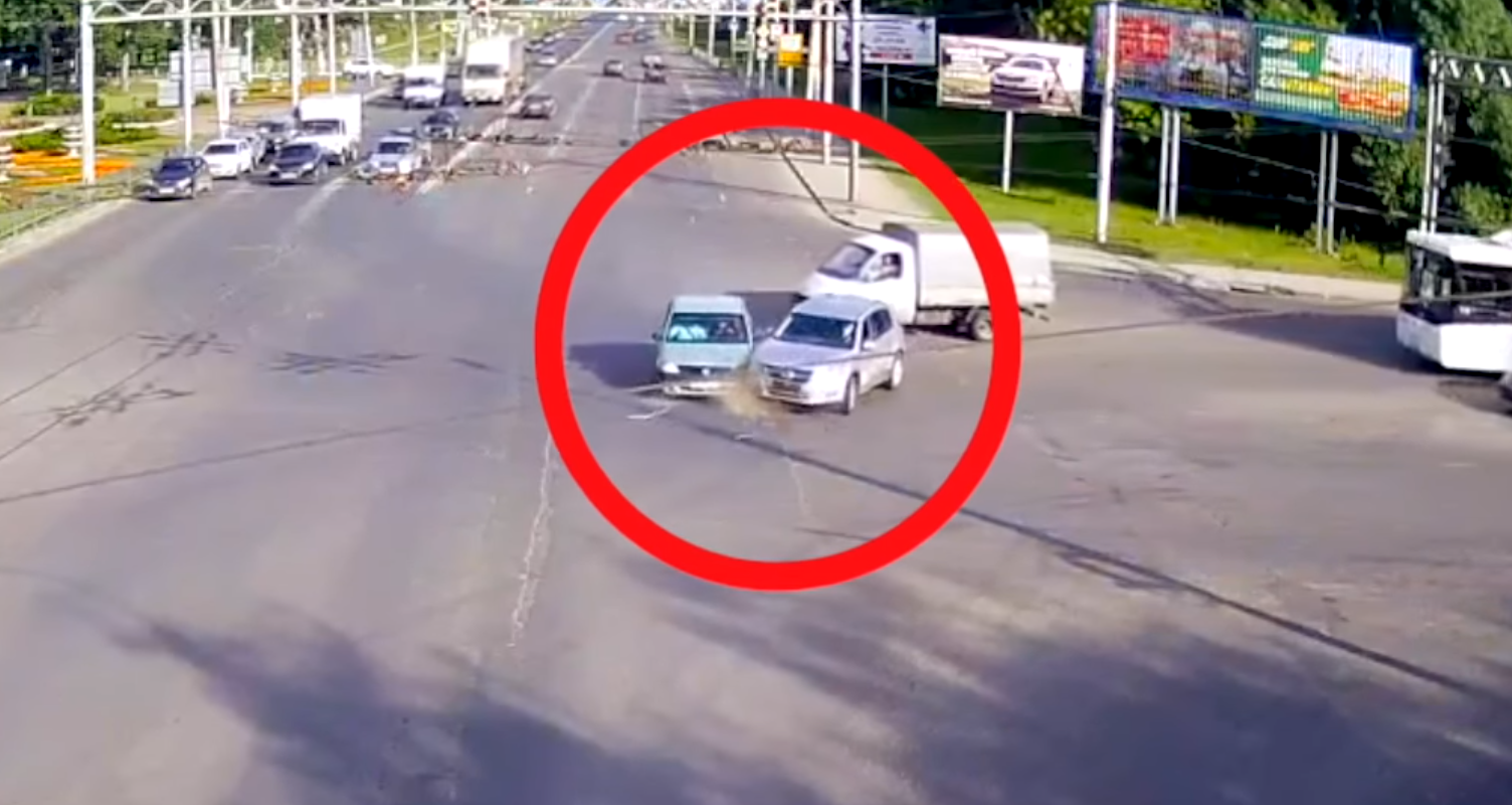 На Московском шоссе в Рязани произошло ДТП – видео момента аварии