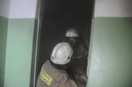 8 человек спасли пожарные из горящей квартиры на улице Молодцова в Рязани