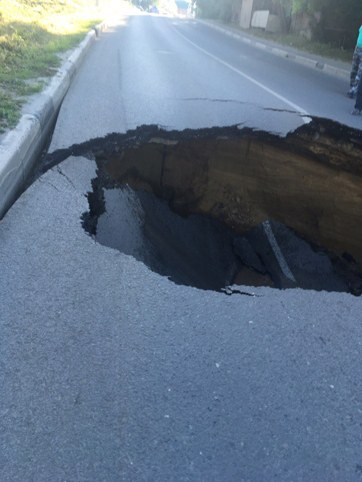 В Рязани очередной провал - в центре города появилась огромная яма