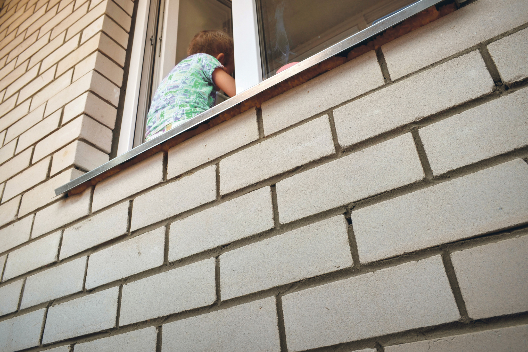 Рязанец спас трехлетнего ребенка от падения из окна