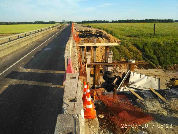 В Рязанский области грузовик вылетел с моста