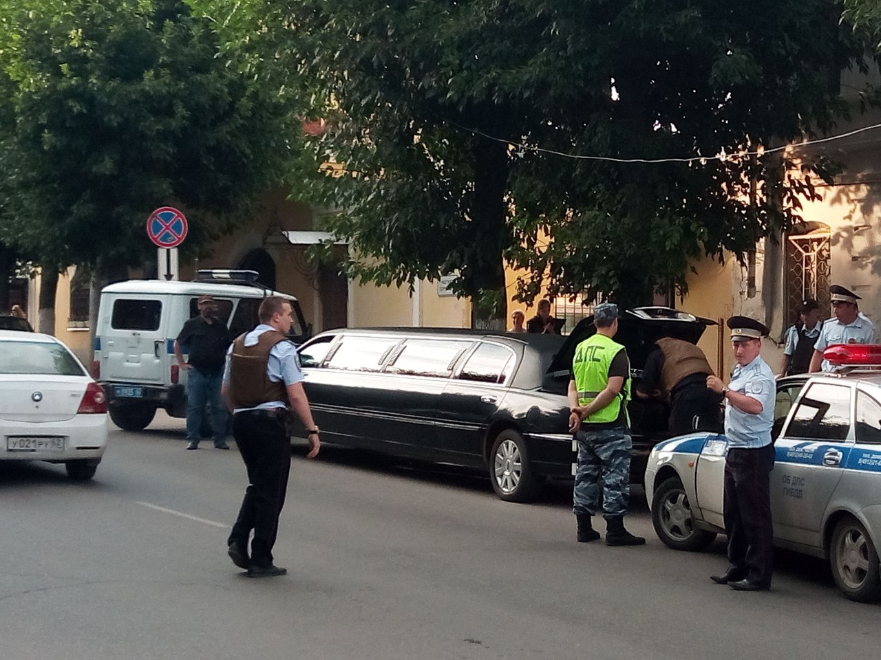 В центре Рязани полицейские задержали лимузин с игрушечным оружием