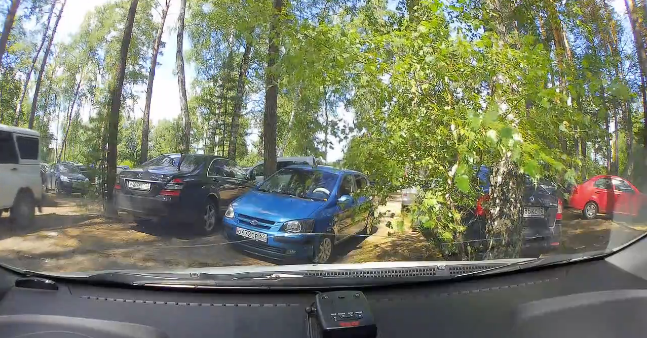 Проблема с парковкой - рязанцы ставят машины прямо у воды Ласковского озера