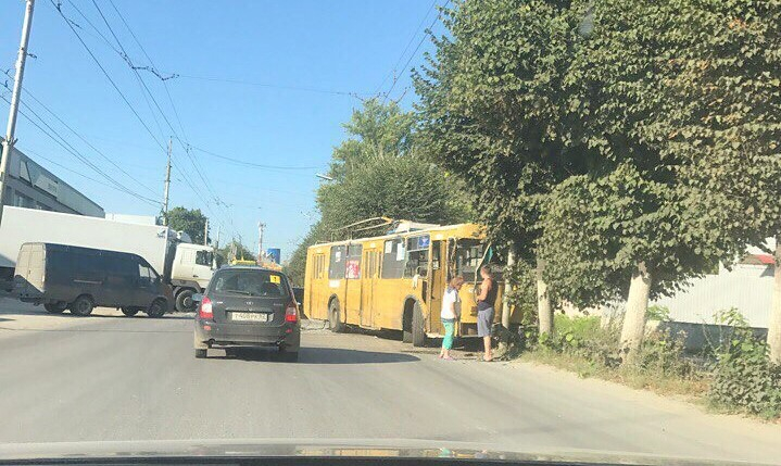 В Рязани на улице Чкалова фура столкнулась с троллейбусом