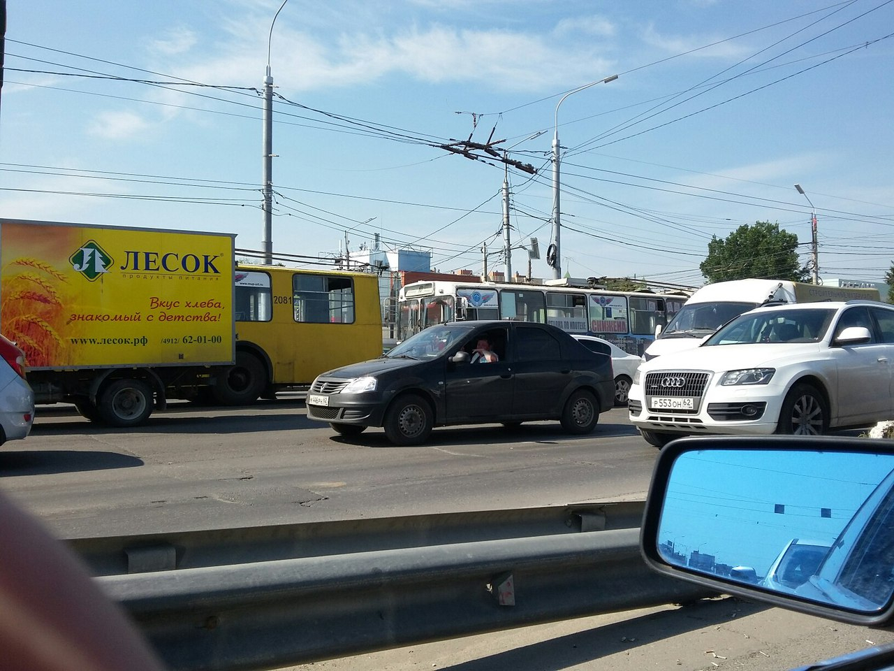 На Московском шоссе  образовалась пробка из троллейбусов