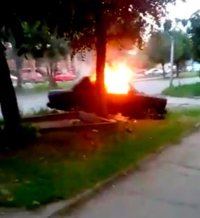 Пожар на Чкалова - очевидец снял на видео горящий автомобиль