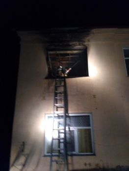 На пожаре в жилом доме в Рыбном пострадал 35-летний мужчина
