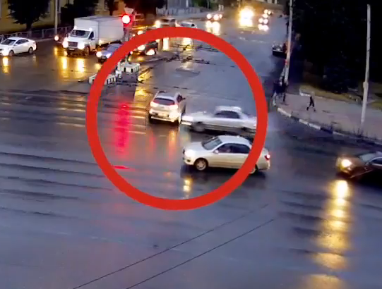 В центре Рязани столкнулись две иномарки - появилось видео ДТП