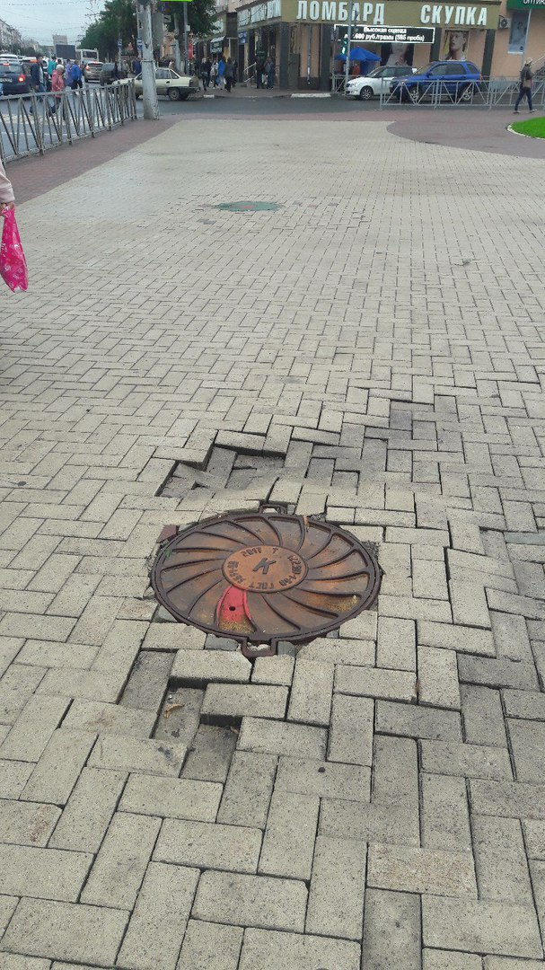 На площади Победы проваливается тротуарная плитка