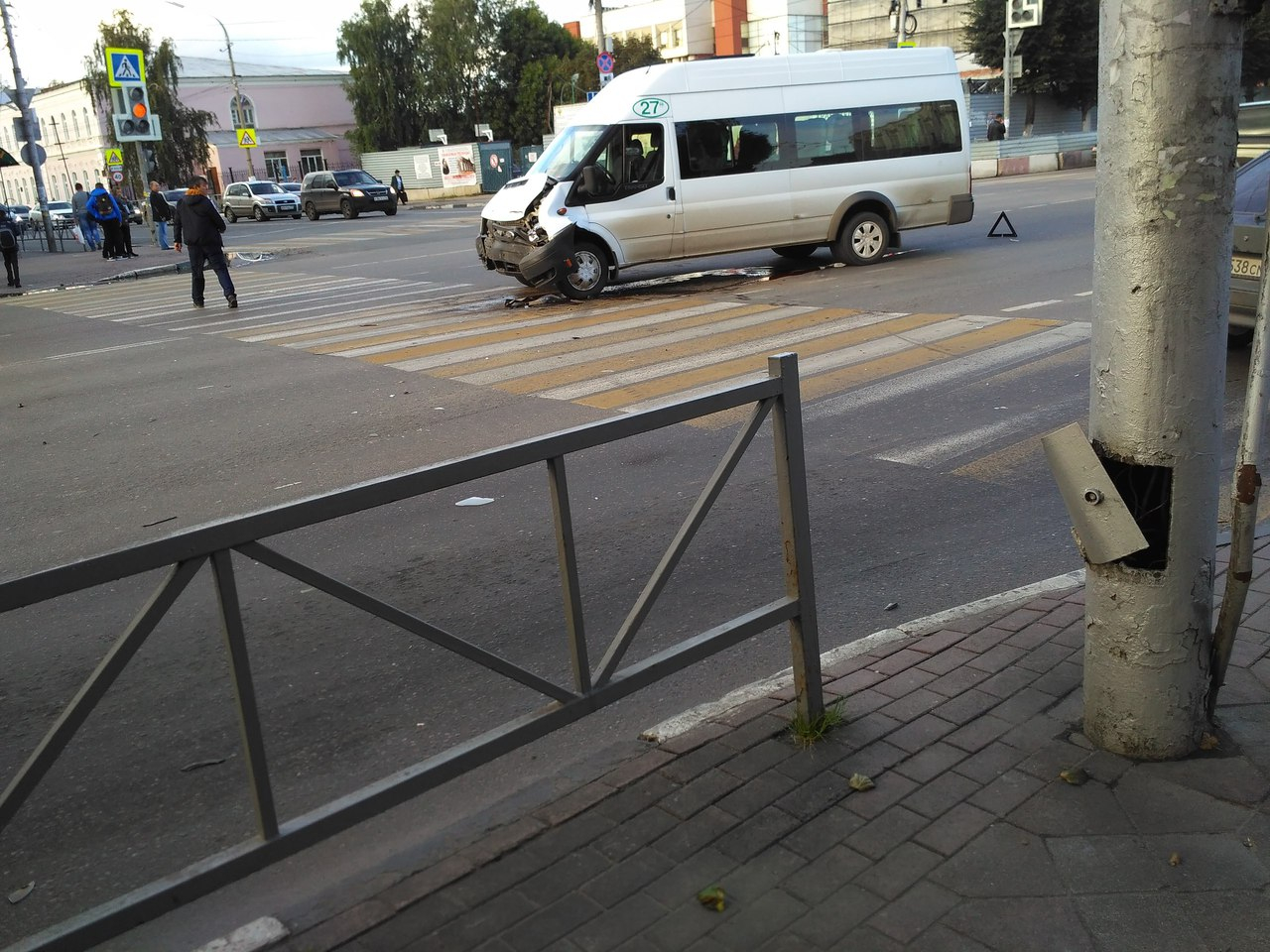 В центре Рязани "Киа" столкнулась с маршруткой, вылетела на тротуар и сбила пешехода