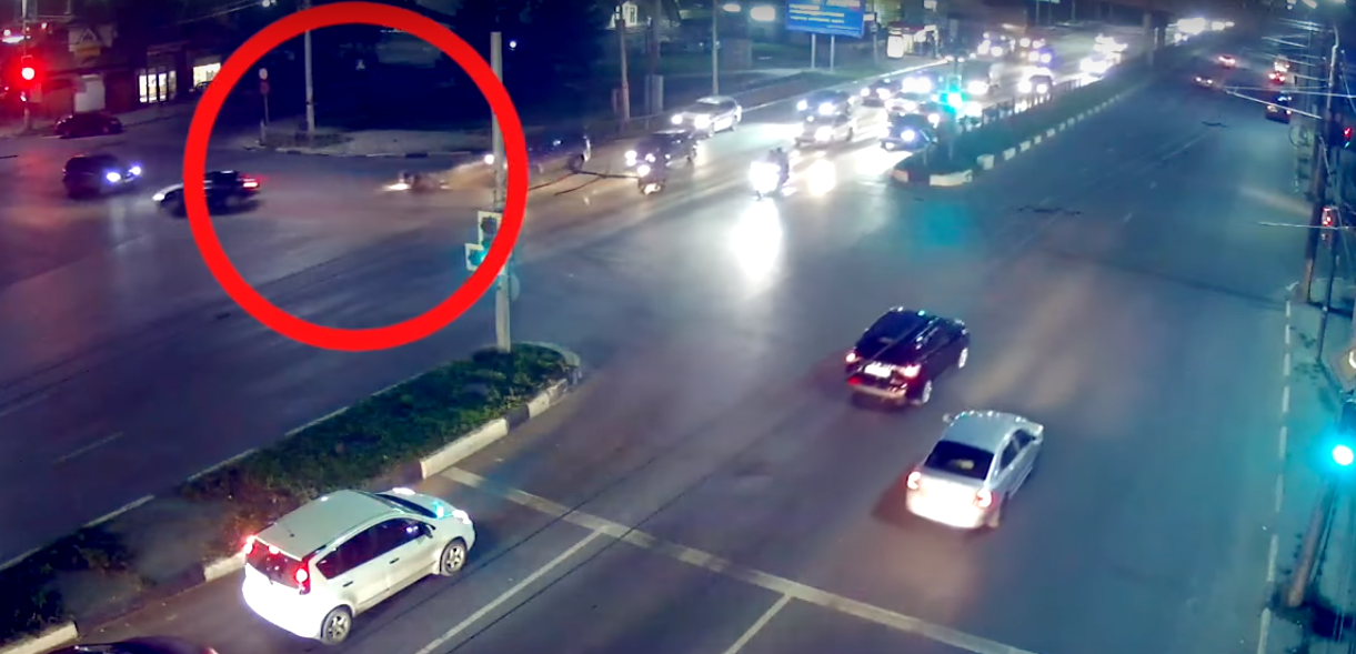 ДТП на Московском шоссе - автомобиль сбил мотоциклиста. Видео