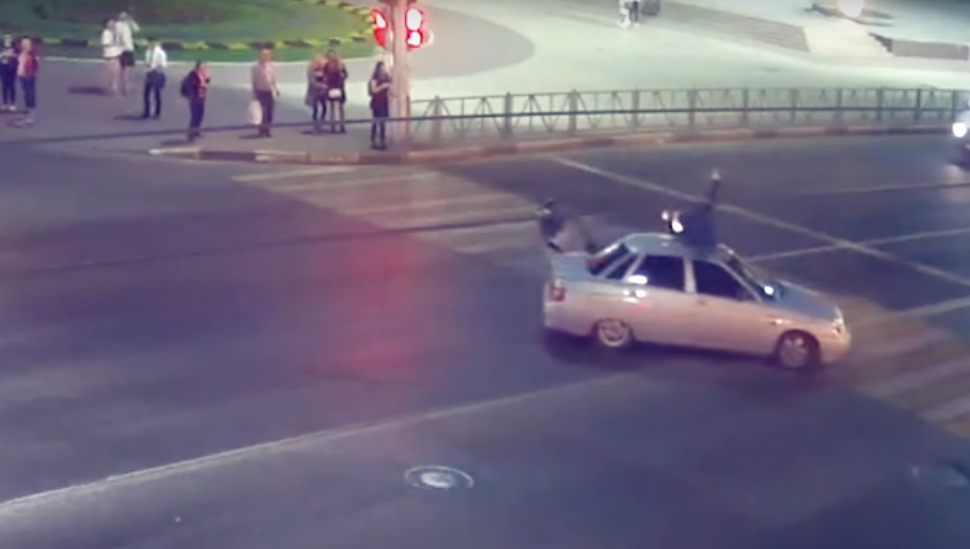 В Рязани на площади Победы легковой автомобиль сбил мотоциклиста - видео