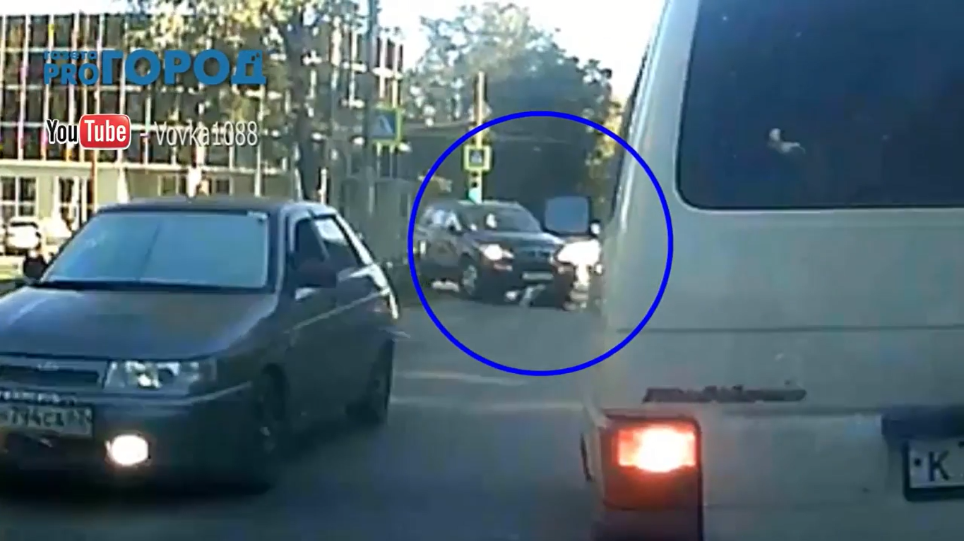 В Рязани внедорожник вылетел на тротуар и сбил двух пожилых женщин - видео
