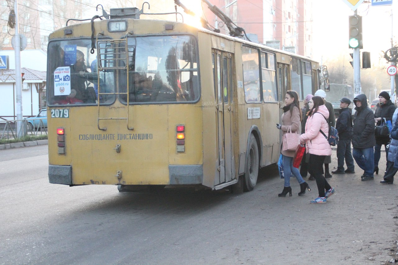 "Не можем уехать домой" - жители Дашково-Песочни часами ждут на холоде общественный транспорт