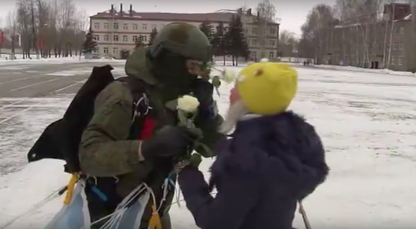 Рязанские десантники спустились на парашютах в город, чтобы поздравить девушек