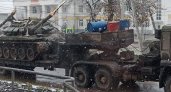 В рязанском Ухолово танк обрушил дерево на площади