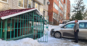 В Рязани на припаркованную машину свалилась глыба льда