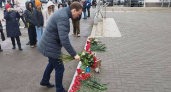 Малков посетил стихийный мемориал у МКЦ