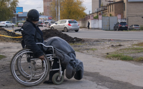 Приюты для бездомных закрыты: инвалид-колясочник несколько месяцев выживает на улице в Канищеве