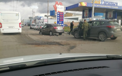 Три сразу: на улице Чкалова произошло серьезное ДТП
