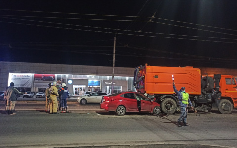 "Влетел в пылесос на большой скорости": на Московском шоссе иномарка въехала в грузовик