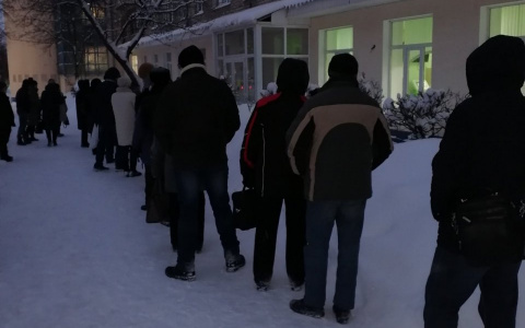 Десятки людей: на Гагарина засняли огромную очередь к поликлинике №6