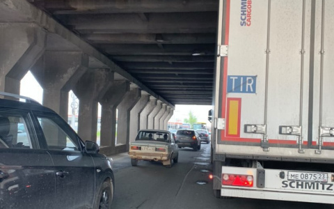 На Московском собралась огромная пробка: на шоссе в час пик решили положить асфальт