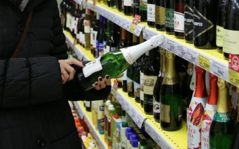 Больше не шампанское: Moet Hennessy согласилась называться "игристым вином" в России