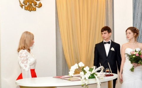 Только по желанию: россиянам разрешили не ставить в паспорте штамп о браке
