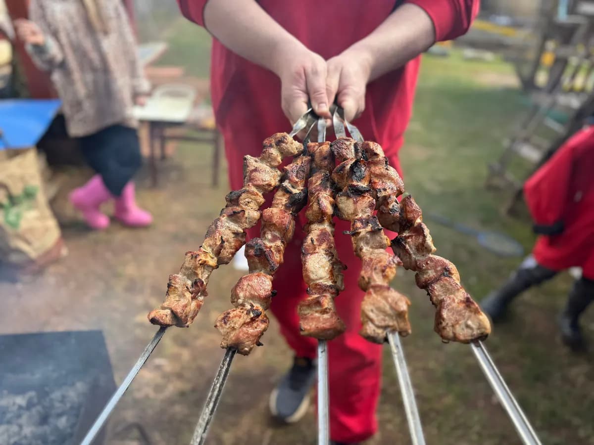 Замачиваю шашлык в этом составе на 15 минут - и мясо не подгорает на углях: сок течет, а корочка идеальная