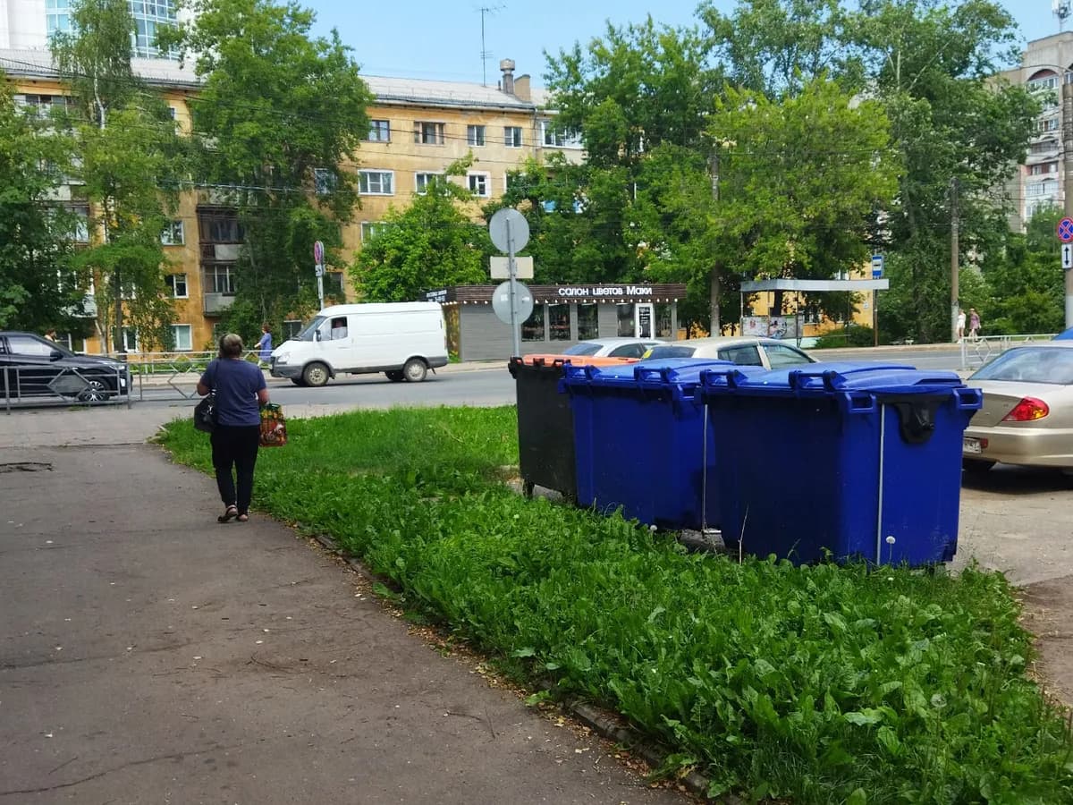 Жители рязанской многоэтажки несколько лет добиваются переноса мусорной площадки